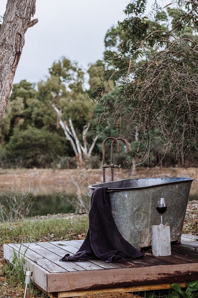 outdoor-bathrooms-charm