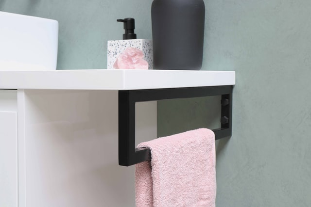 narrow-bathroom-spacesaving-towel-rack