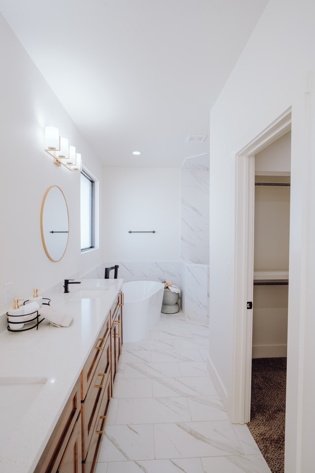 modern-bathrooms-long-vanity