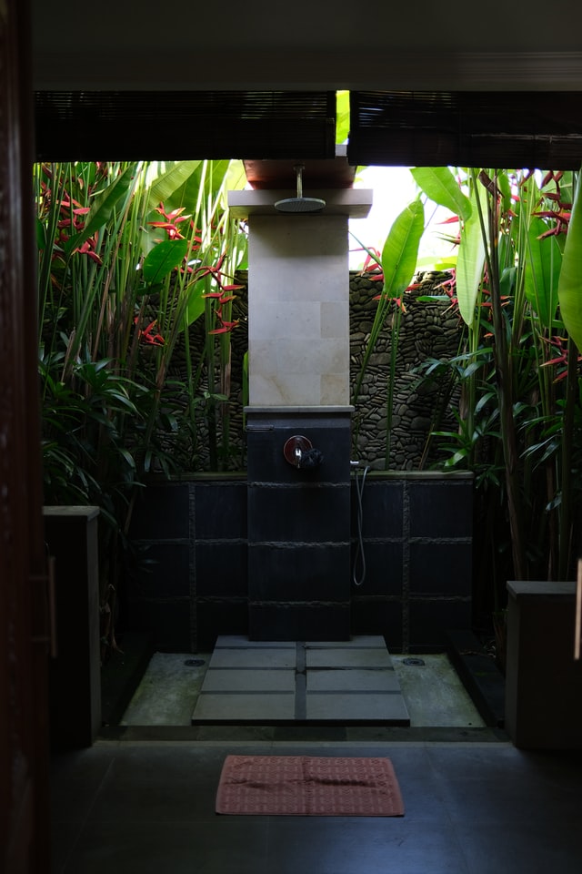 outdoor-showers-tiled