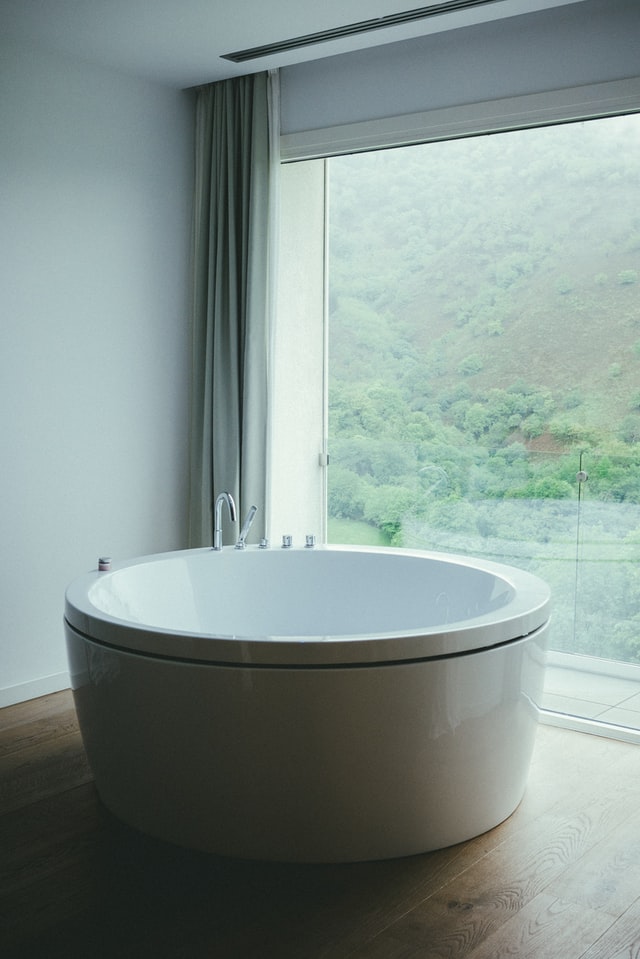 wet-bathroom-round-tub