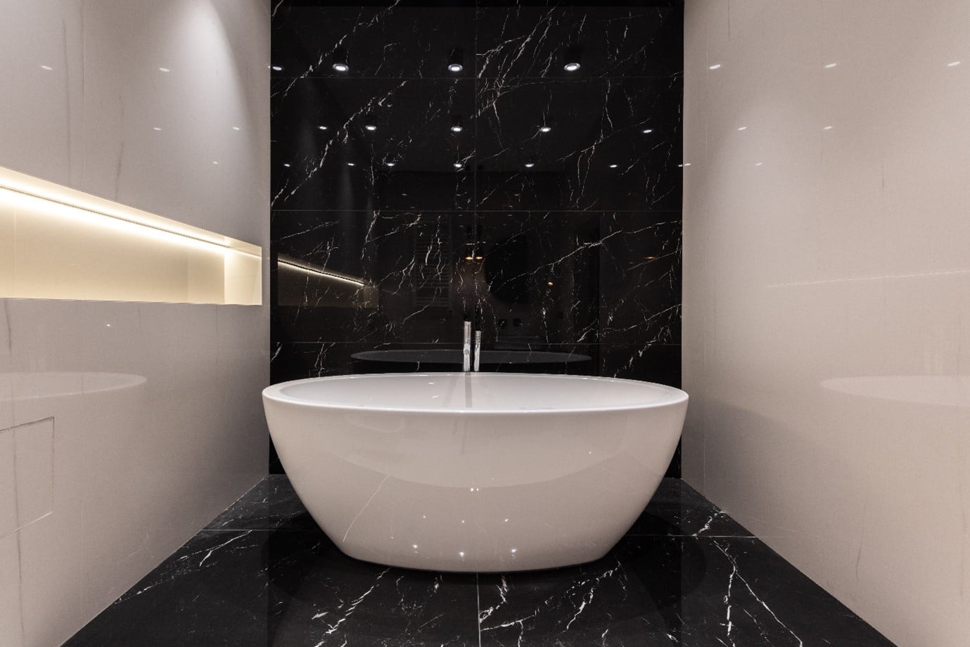 marble-bathroom-striking-contrast