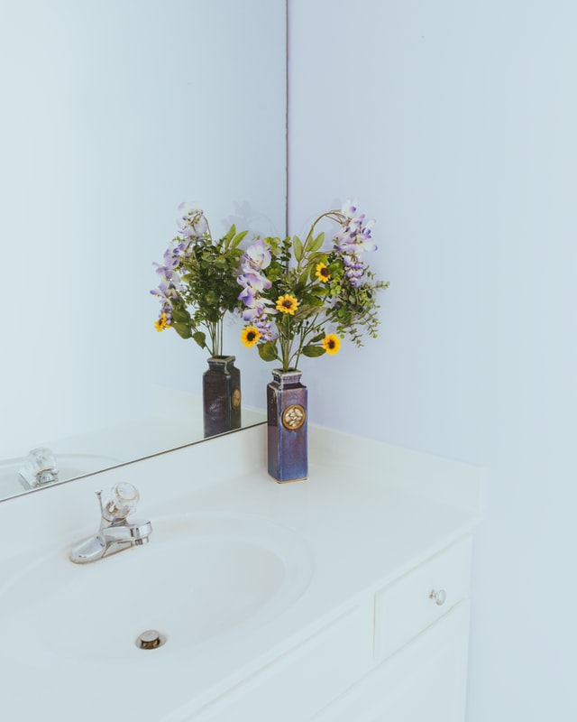 white-bathroom-flowers