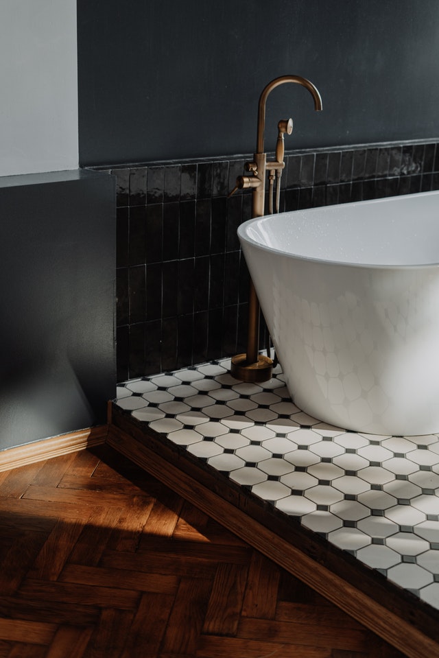 scandi-bathroom-dark-with-timber