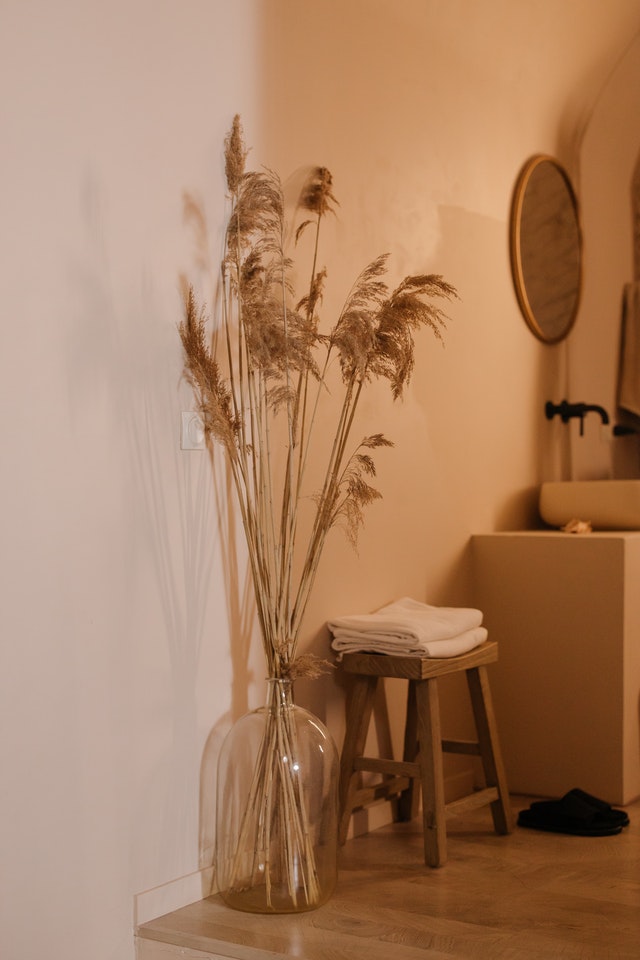 scandi-bathroom-warm-tones