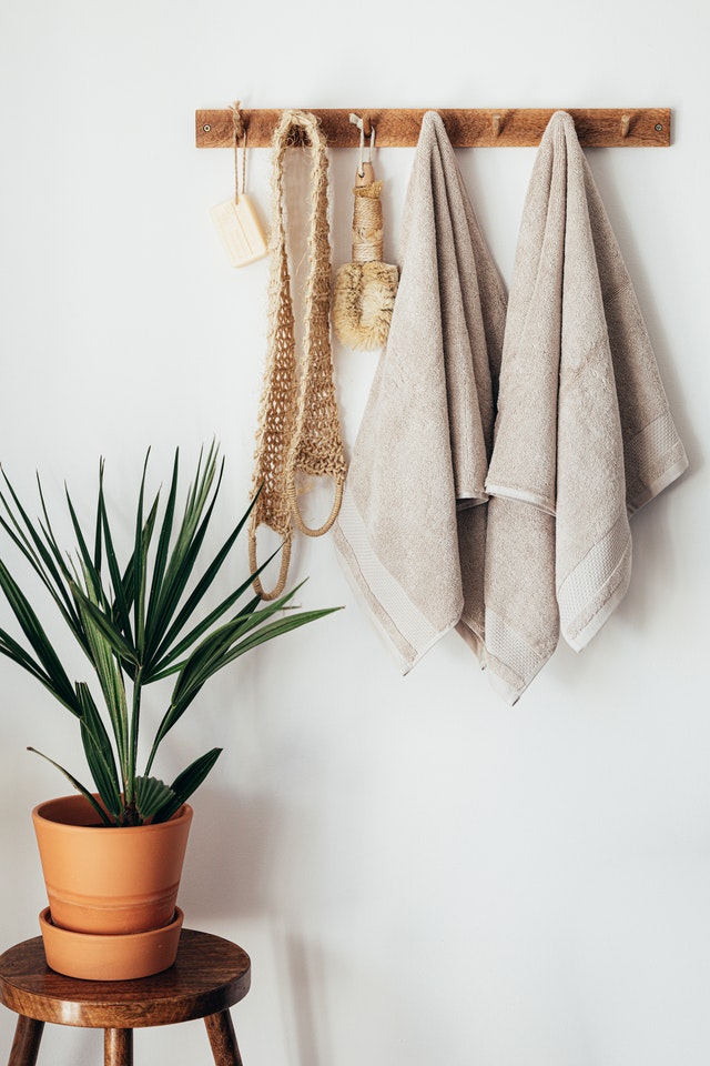 scandi-bathroom-hang-towels