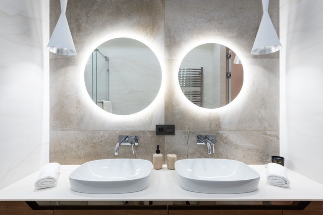 modern-bathroom-lights-mirrors