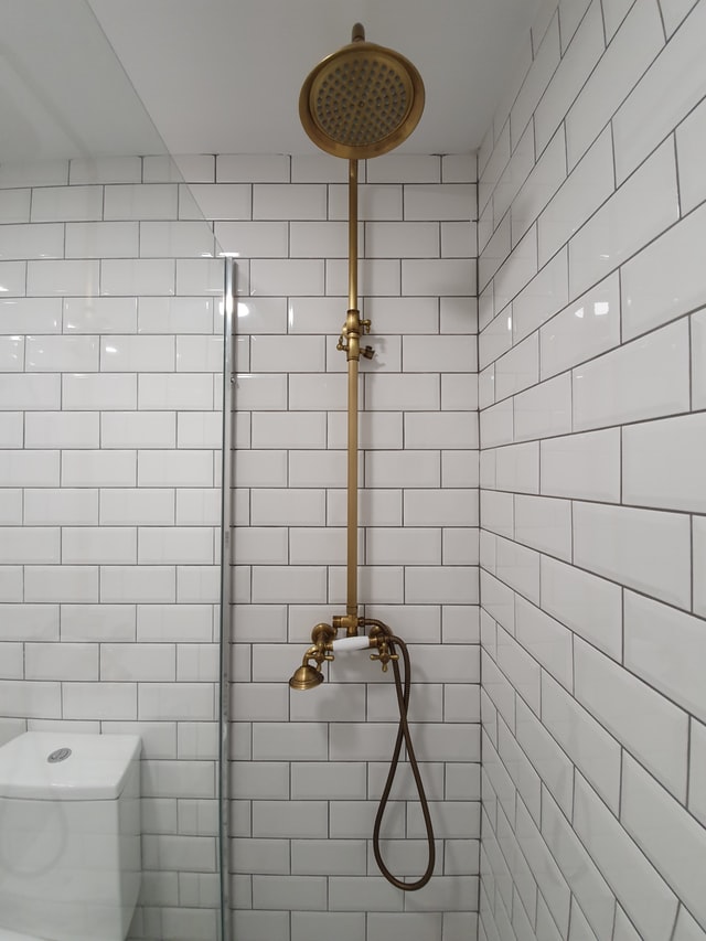 white-bathroom-white-and-gold