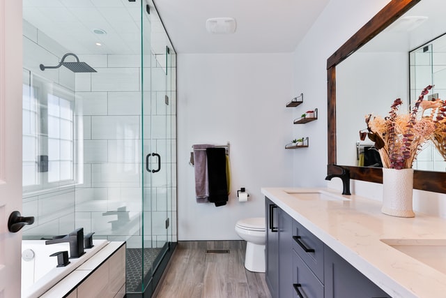 jack-and-jill-bathroom-shared-mirror