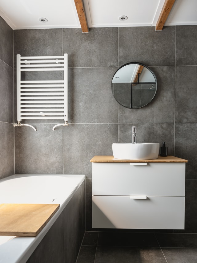 wooden-bathroom-with-wood-accents