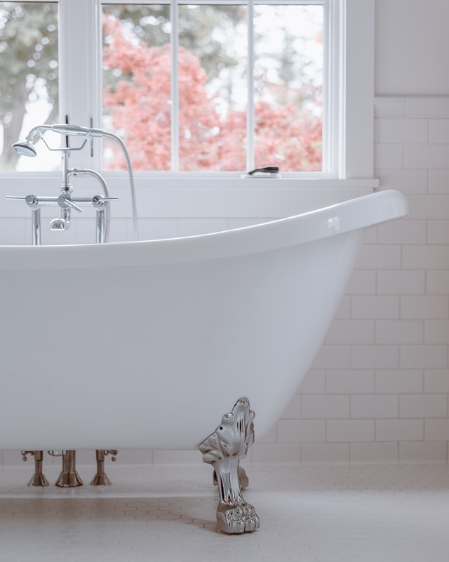 white-bathroom-antique-tub