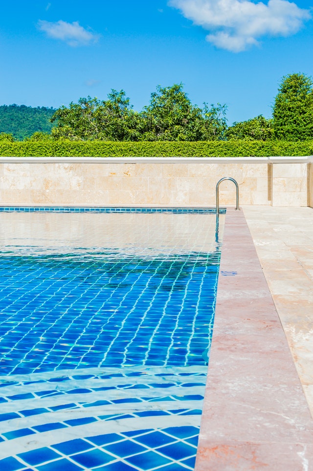 pool-landscaping-hedge