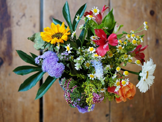 cottage-garden-flowers-on-table