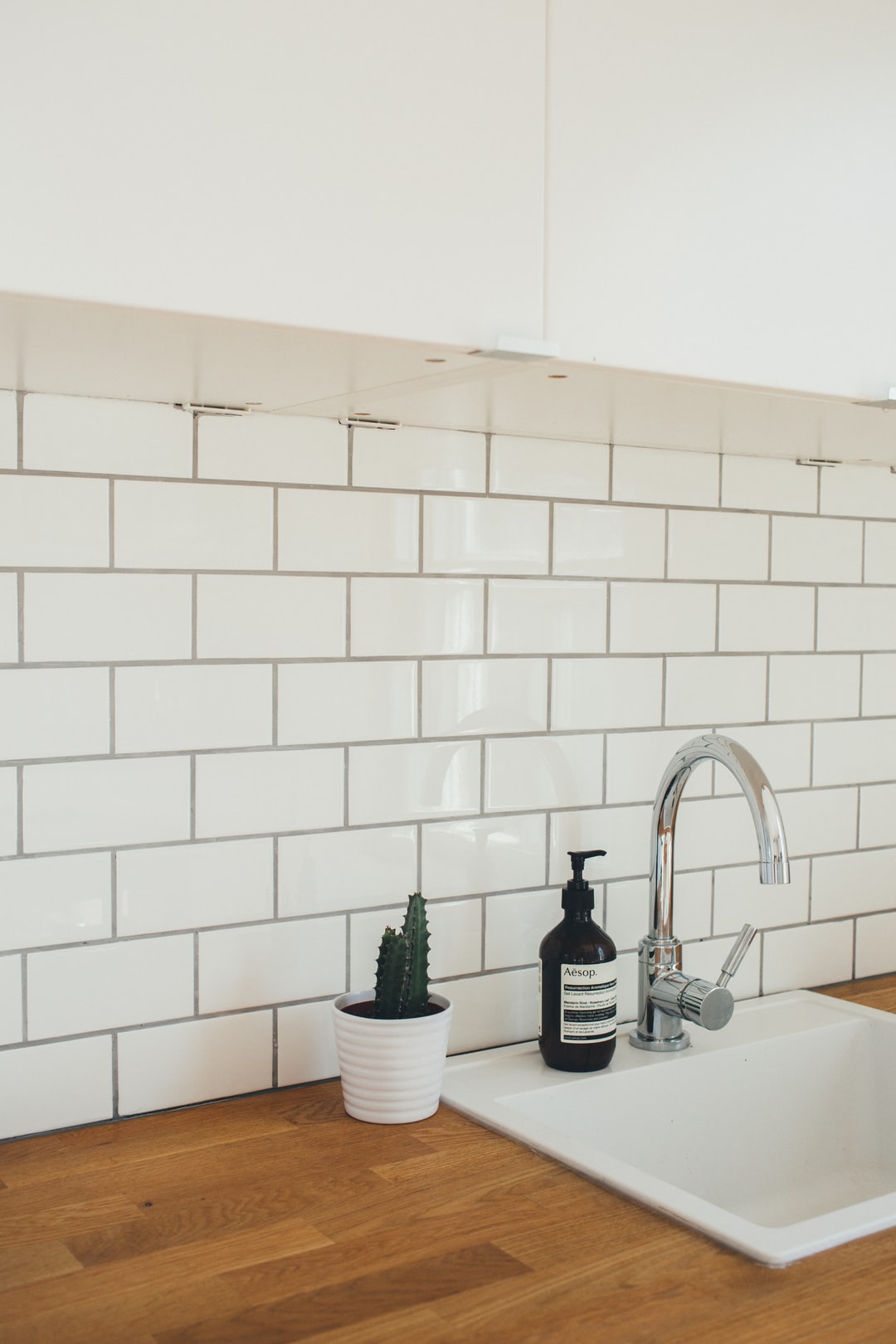 Grout with white tiles