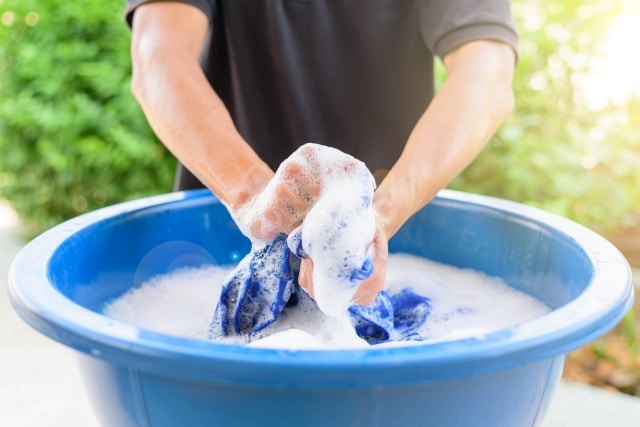 How to hand wash clothes - the manual route