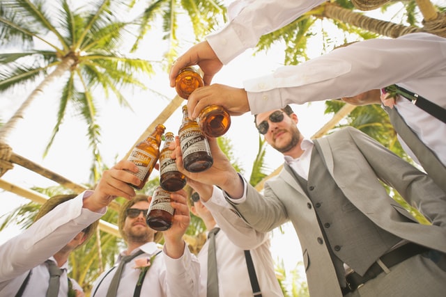backyard-wedding-drinks