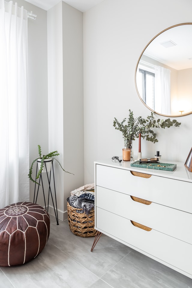 bedroom-storage-white-and-wood