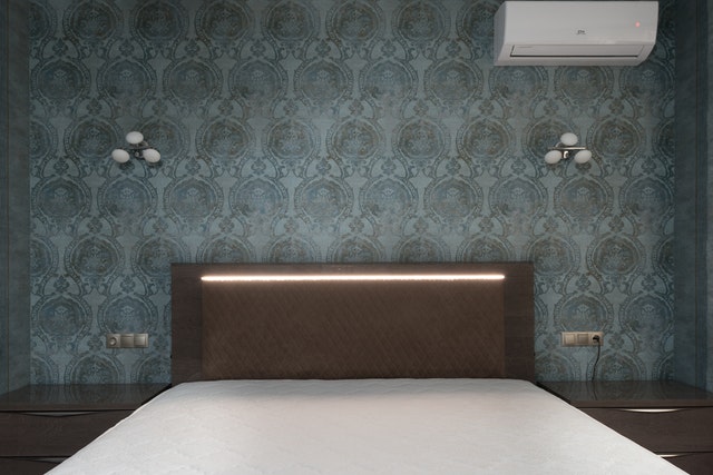 bedroom-wallpaper-adding-depth
