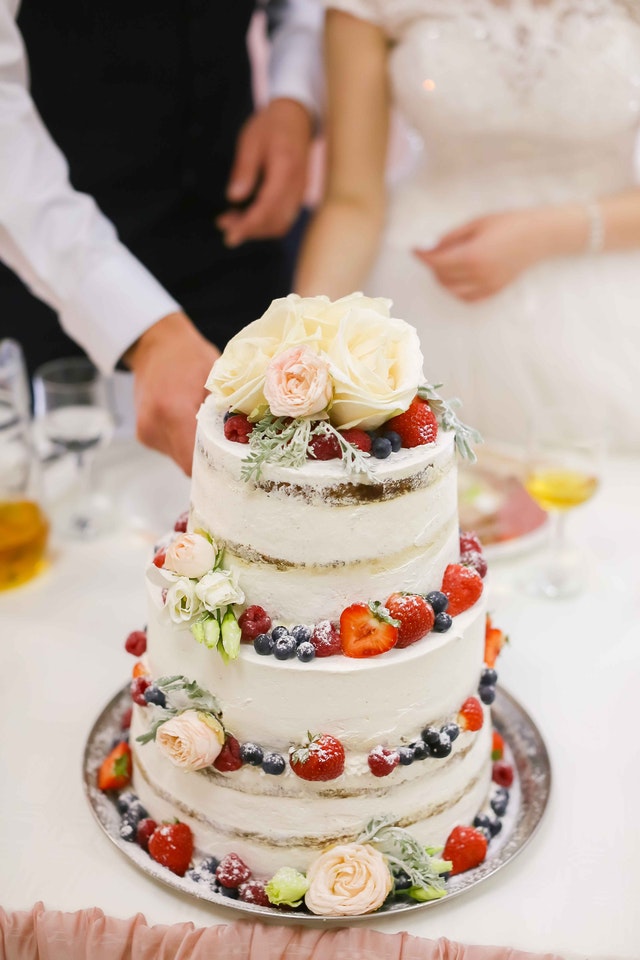 backyard-wedding-cake