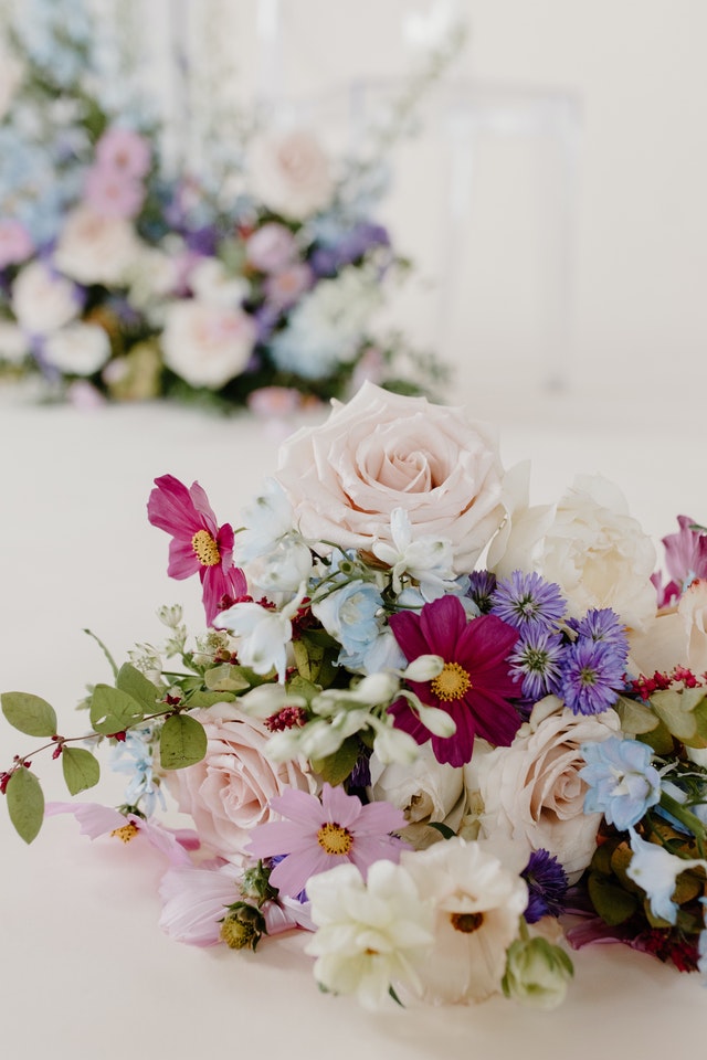 pretty flowers for backyard wedding