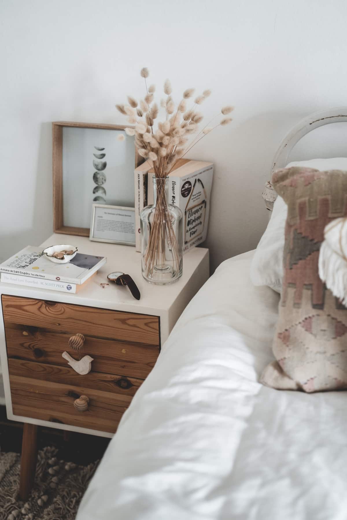 Calm cozy mid century bedroom