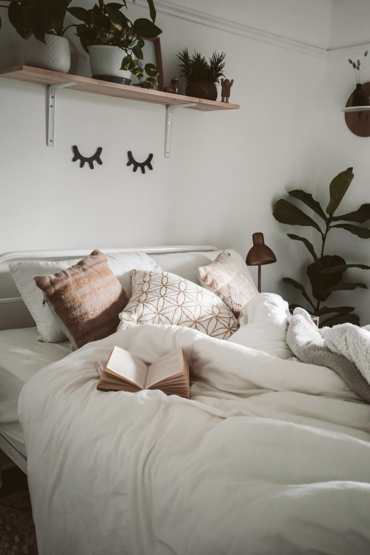 Comfy mid century bedroom ideas