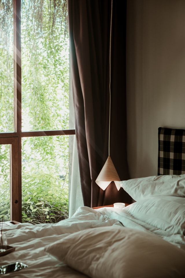 bedroom-curtains-nature-tones