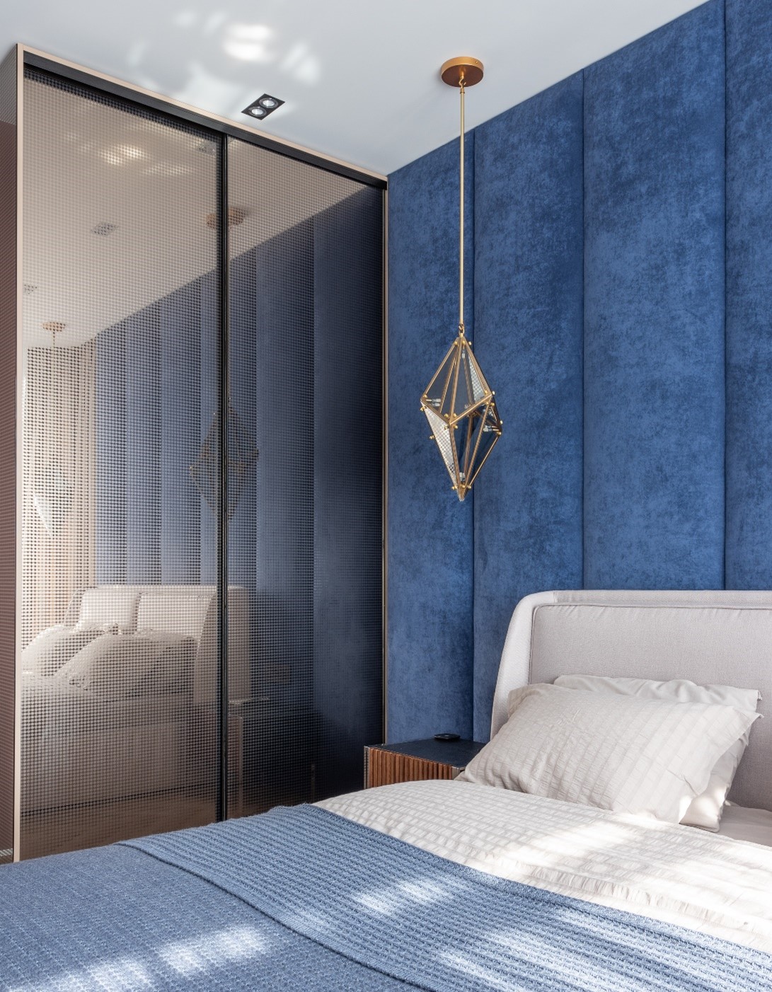blue-bedroom-wall-treatment