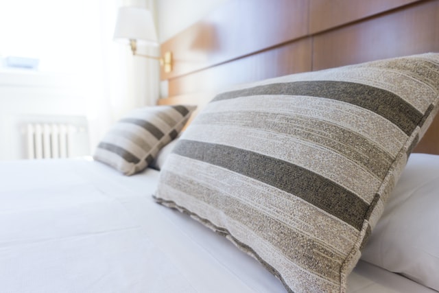 hamptons-bedroom-striped-linen
