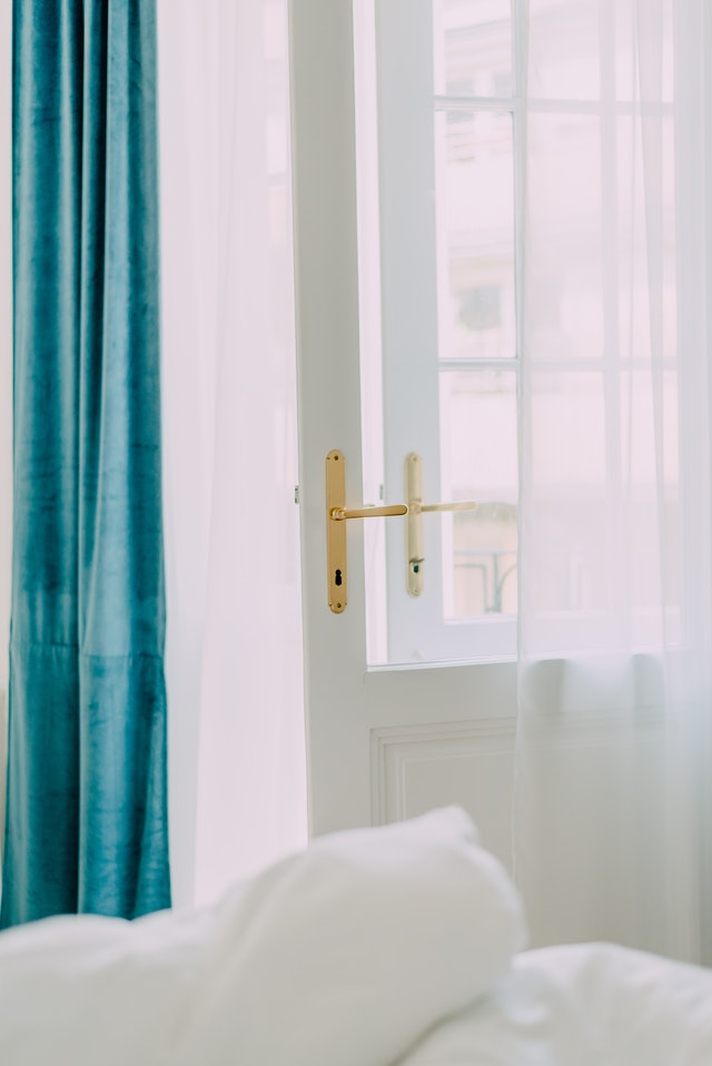 bedroom-curtains-white-and-coloured