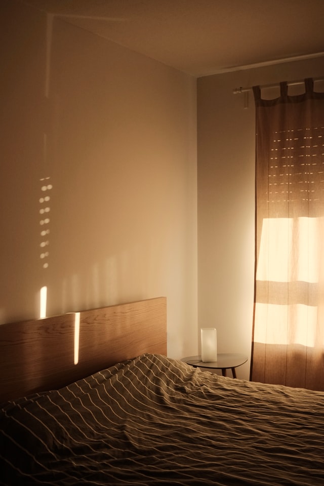 bedroom-curtains-golden-tones