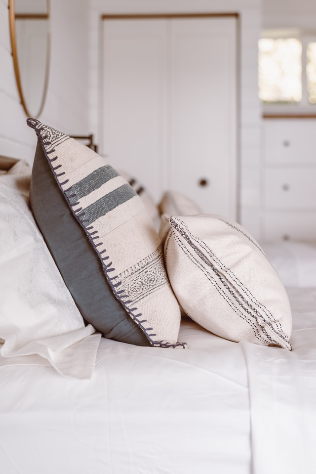 black and white bedroom texxtiles