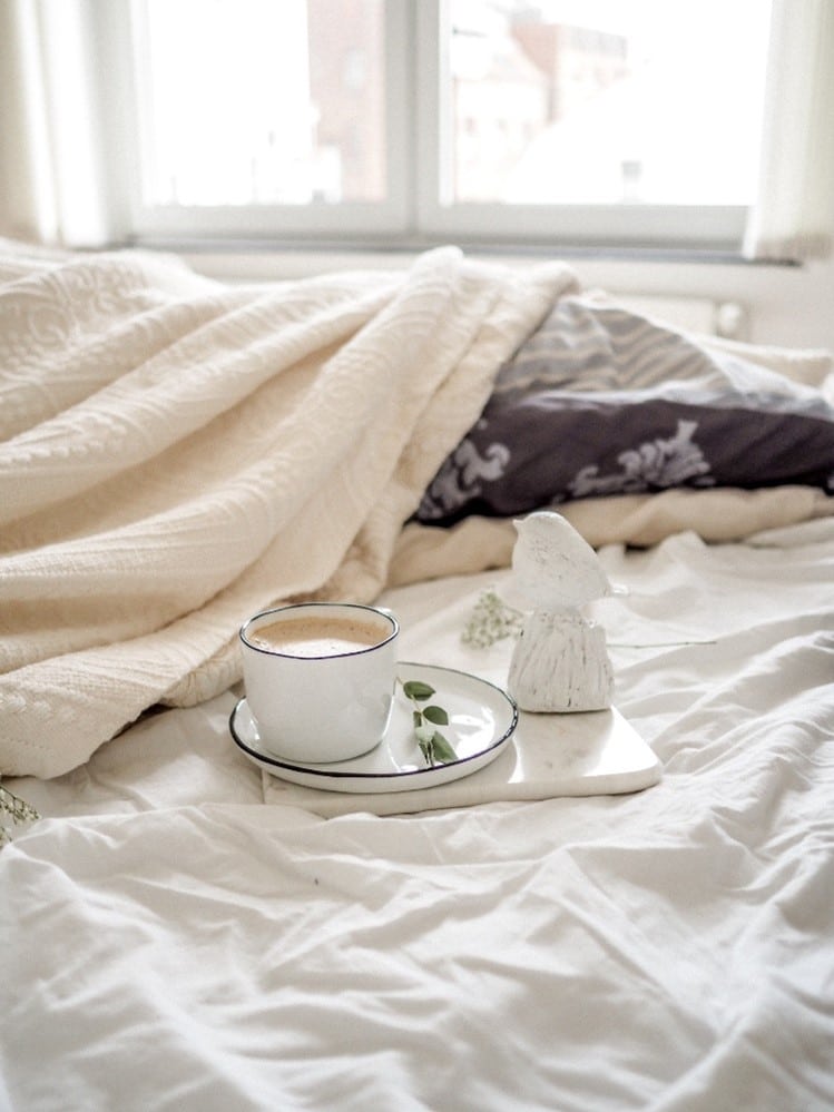 farmhouse-bedroom-natural-textiles