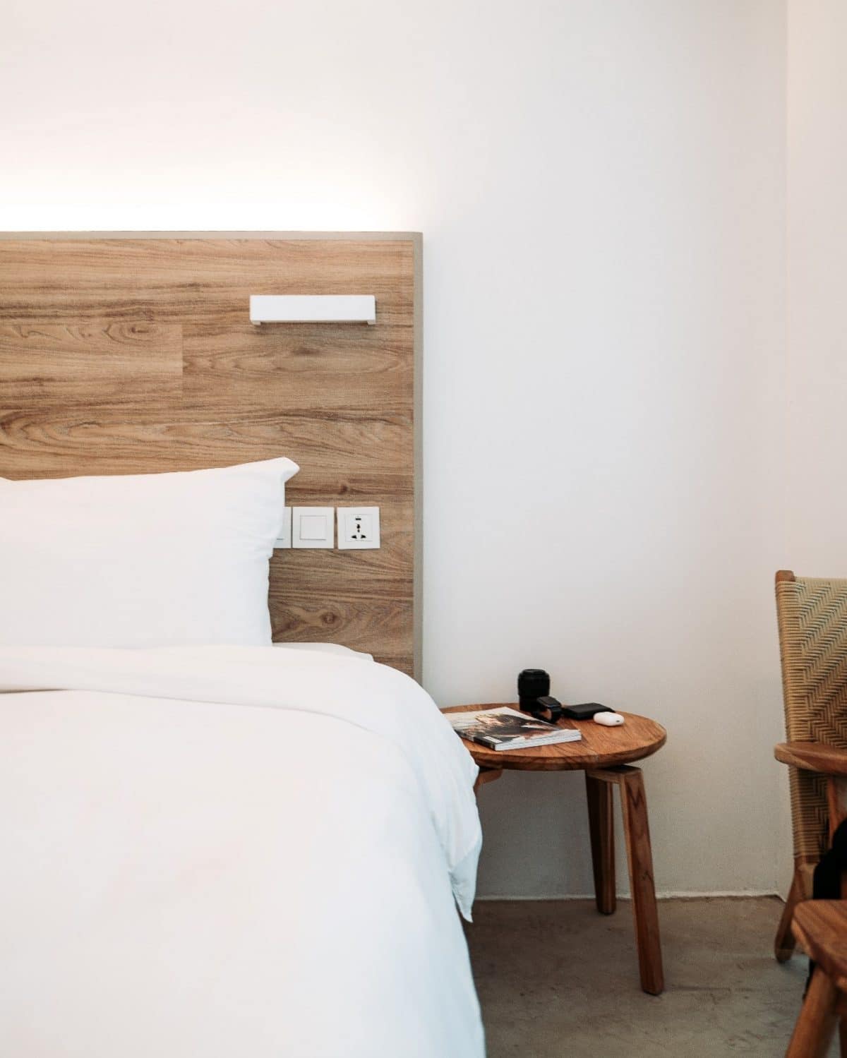 farmhouse-bedroom-neverfail-fresh-white-linen