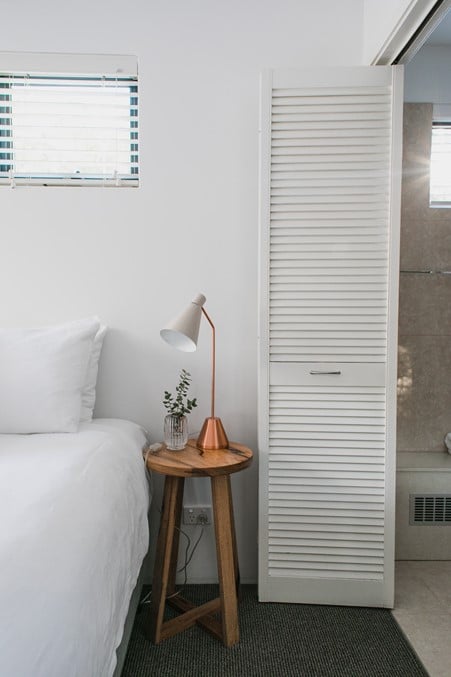 farmhouse-bedroom=lots-of-white