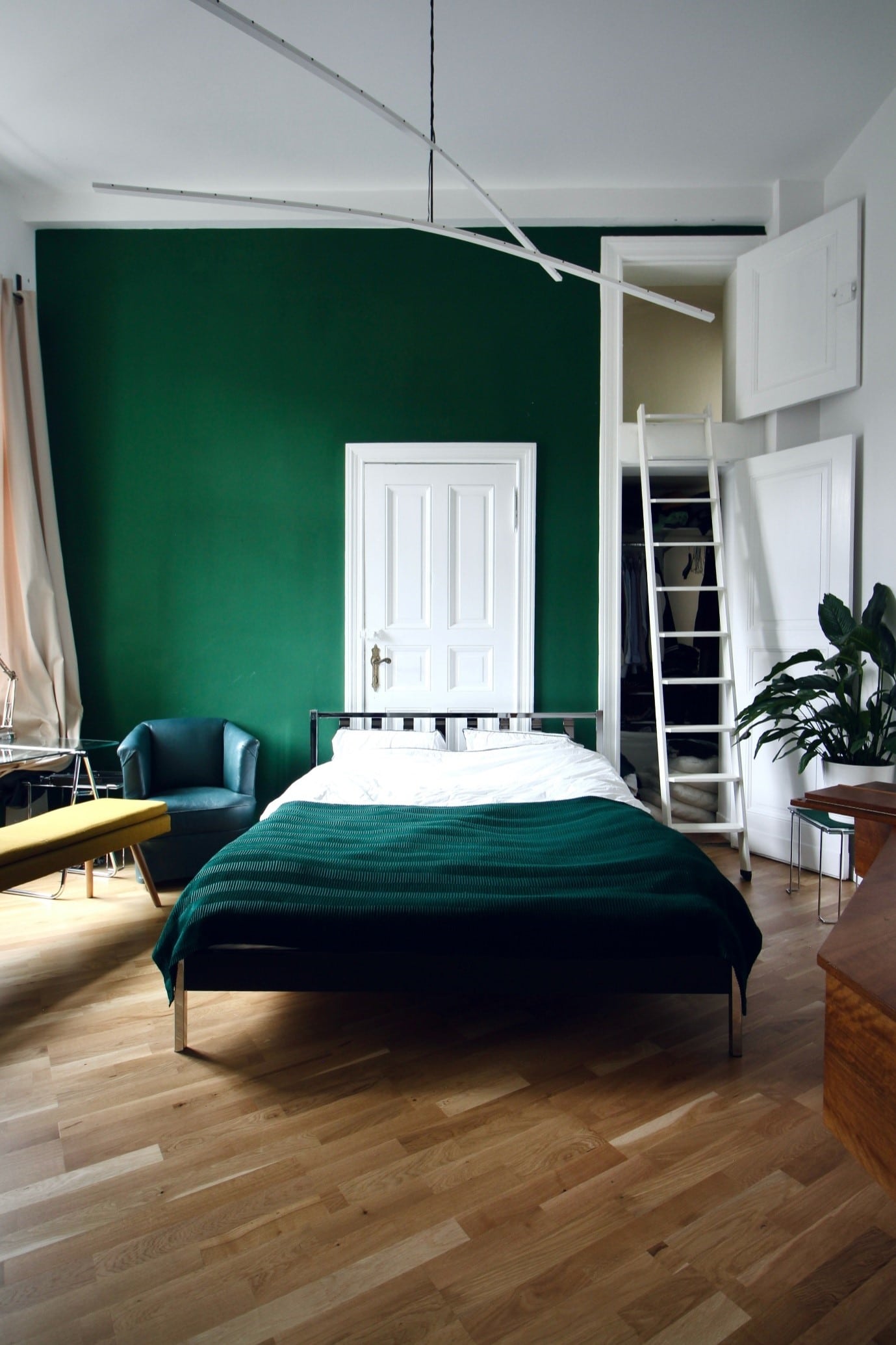 green-bedroom-green-feature-wall