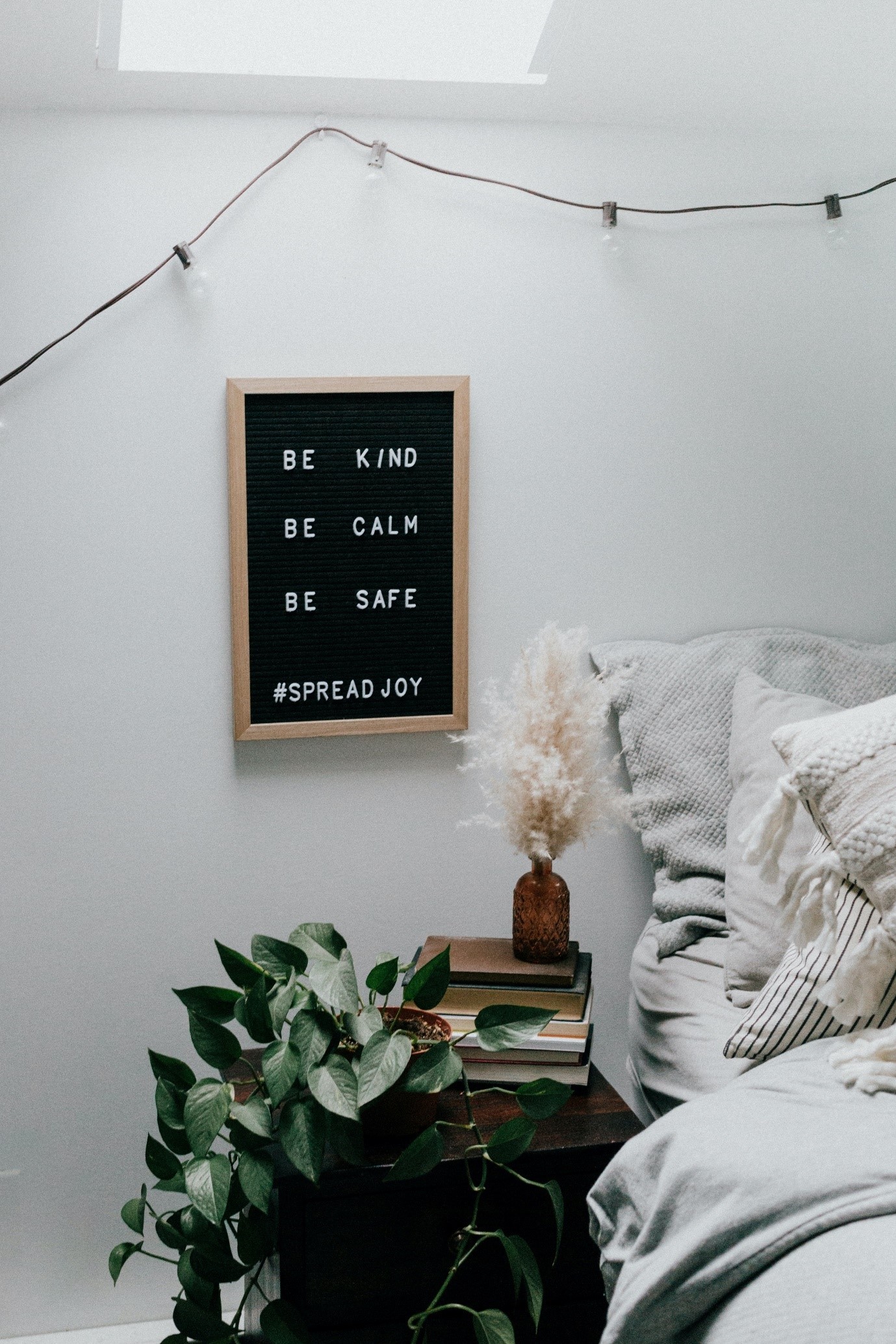 green-bedroom-greenery