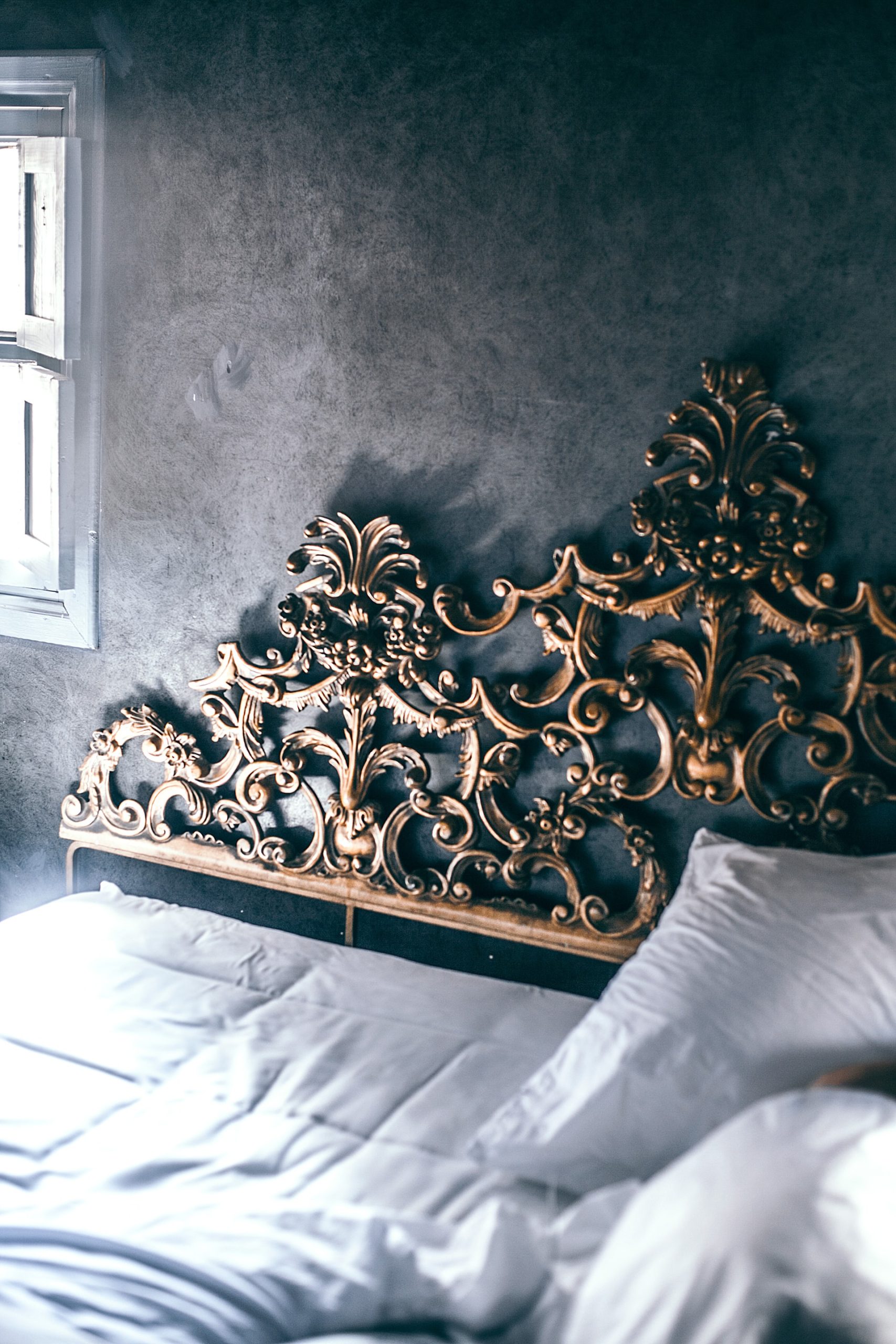 moroccan-bedroom-metal-bed