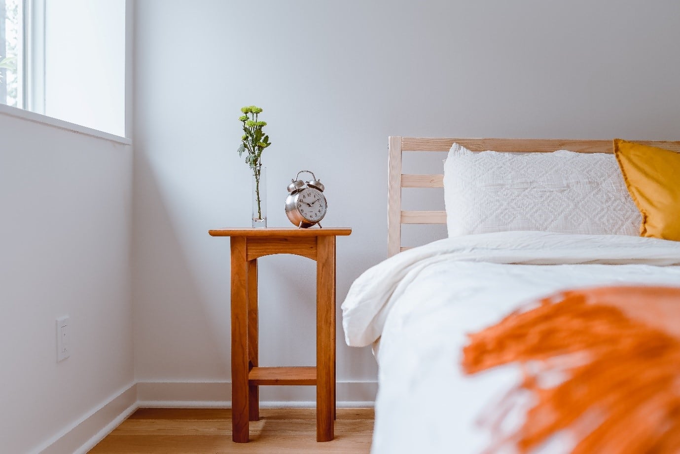 pastel-bedroom-with-timber