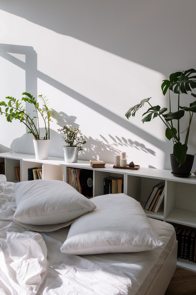 scandi-bedroom-with-plants