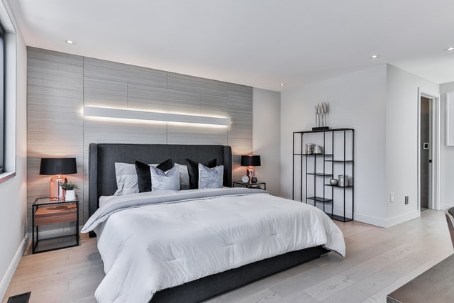 grey-bedroom-lighting