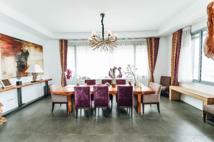 dining-room-bright-chairs