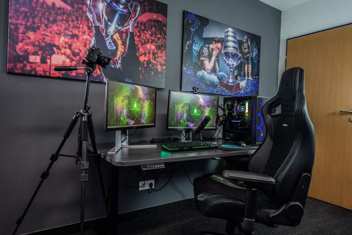 Studio PC Gaming room setup, Room setup, Game room