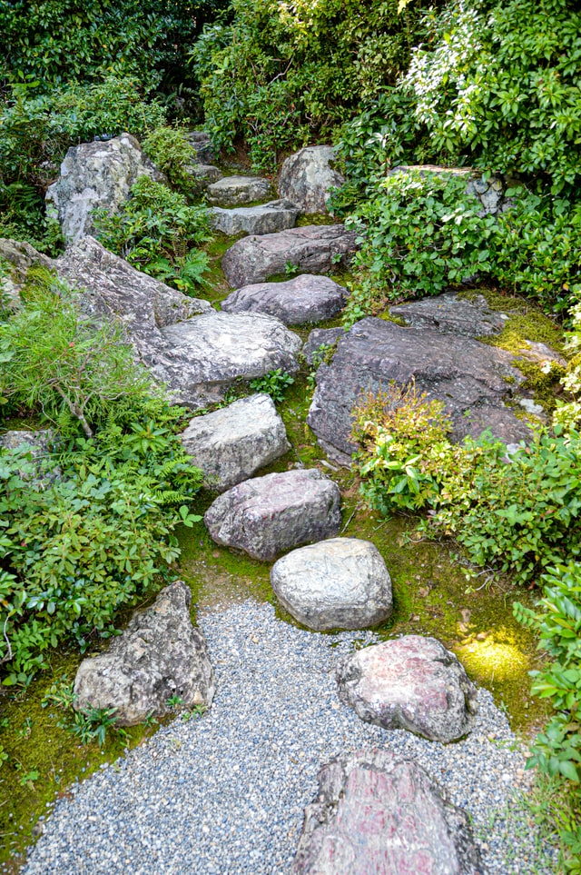 gravel-garden-with-boulders