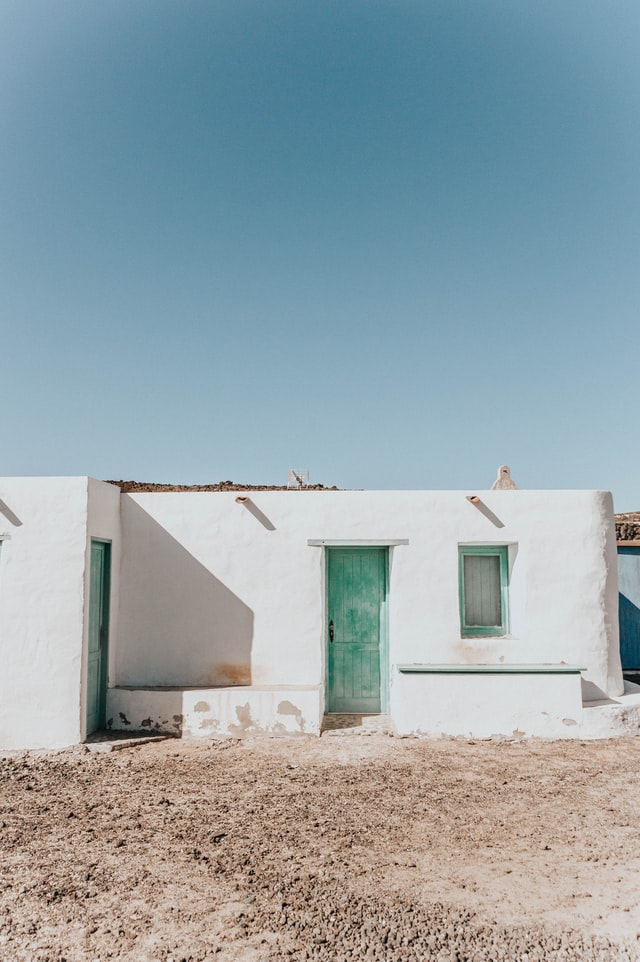 gravel-garden-with-whitewashed-facade