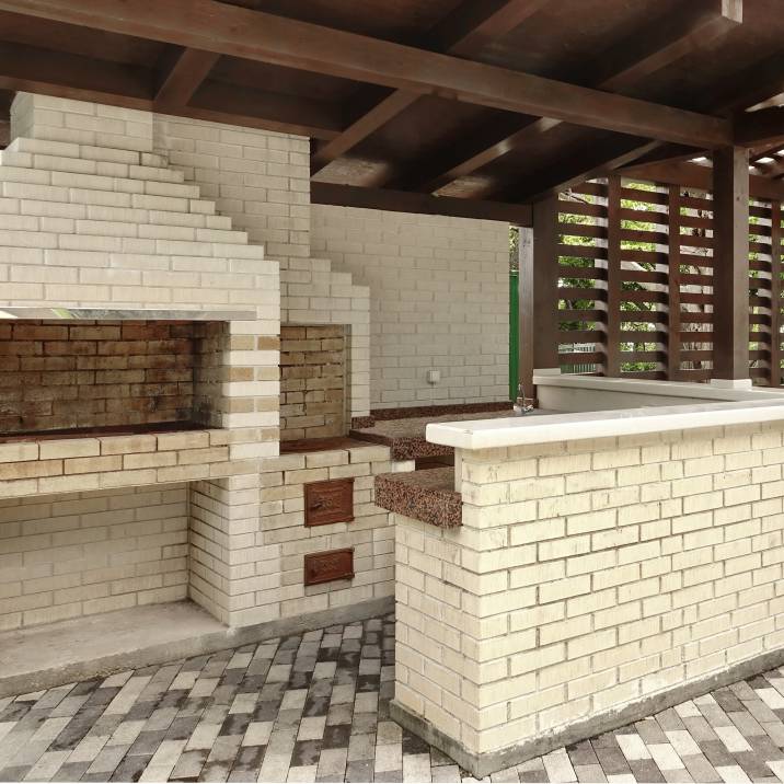 garden bar with matching brickwork