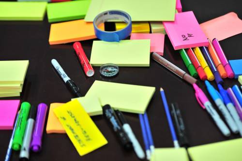 post its and marker pens