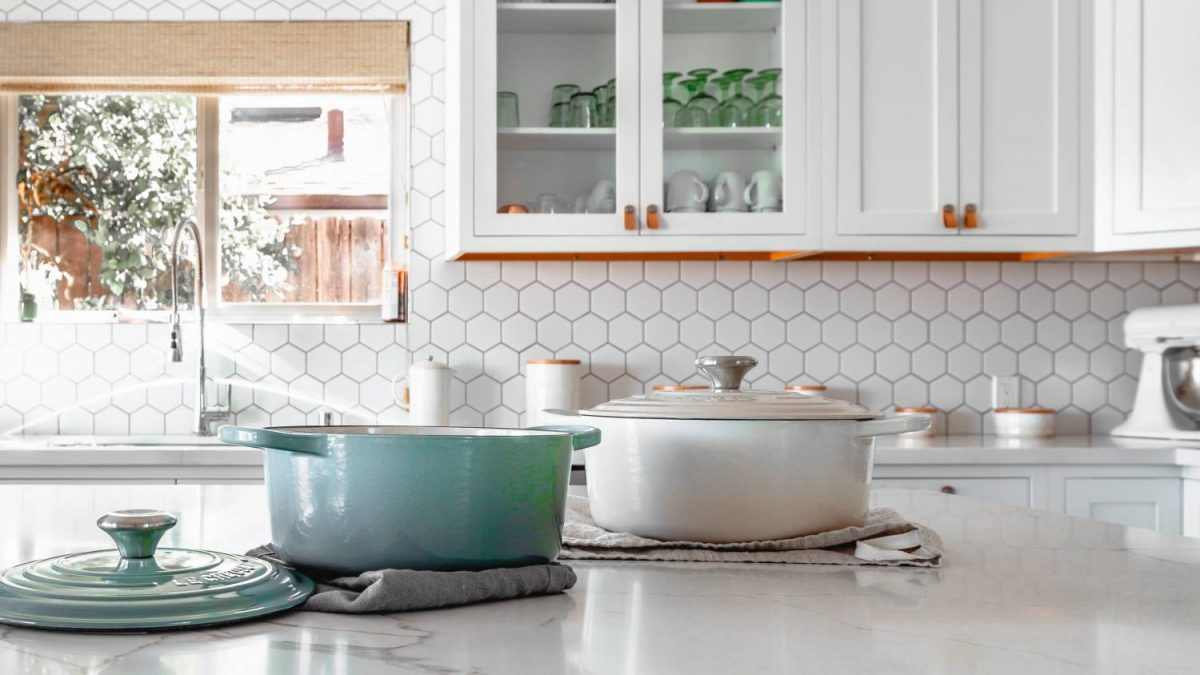 Learning how to tile a kitchen splashback: The easiest steps possible