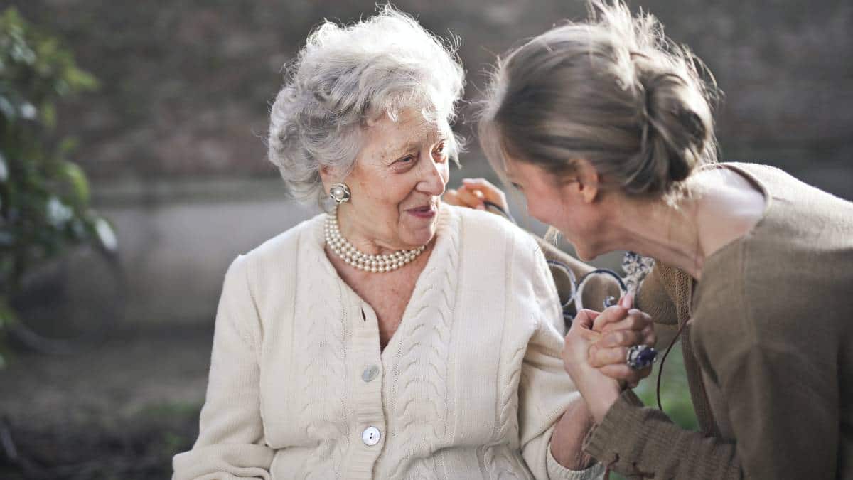 7 COVID-safe ways to support the elderly during lockdown