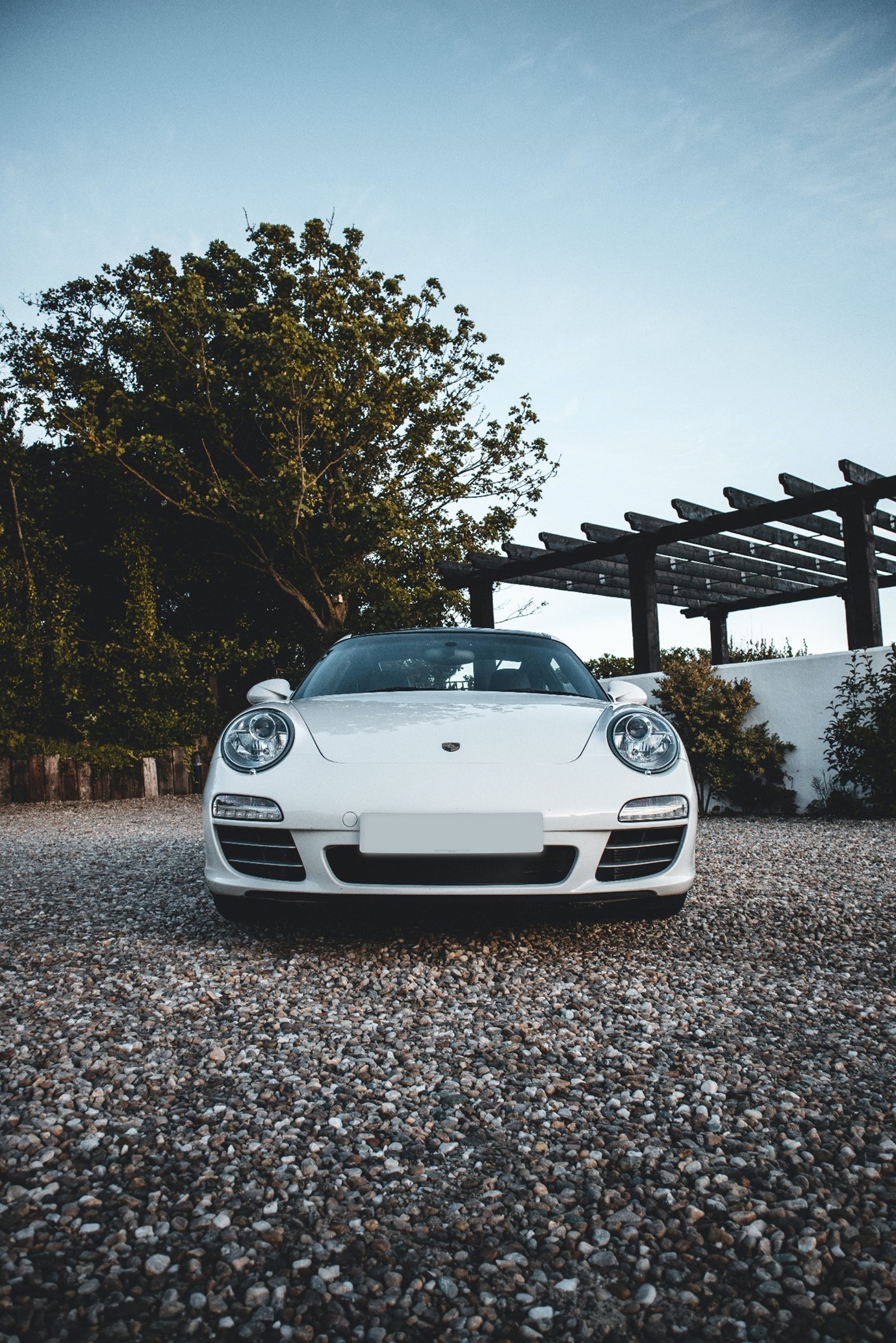 driveway-ideas-monochrome-gravel